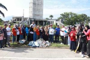 Aksi Bersih-Bersih , Sekwan DPRD Sulbar Wahab Hasan Sulur : Sambut Hari Jadi Sulbar