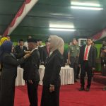 Ketua DPRD provinsi Sulawesi Barat memasang pin kepada Ebsan yang baru dilantik menjadi anggota DPRD Provinsi Sulawesi Barat periode 2019-2024 melalui PAW.