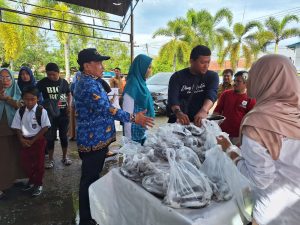 Distapan Bersama TP PKK Sulbar Gelar Pasar Murah Hadapi Natal dan Tekan Inflasi