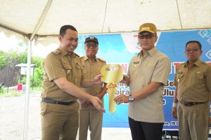 PJ Gubernur Sulbar, Prof Zudan Serahkan Bantuan Huntap Bagi Korban Gempa di Desa Kabiraan