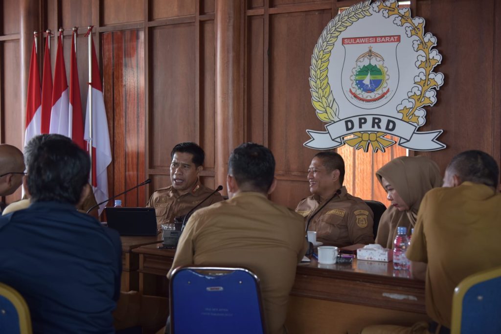 Sekertaris DPRD Provinsi Sulawesi Barat Gelar Rapat Internal Bersama Kabag Dan Kasubag