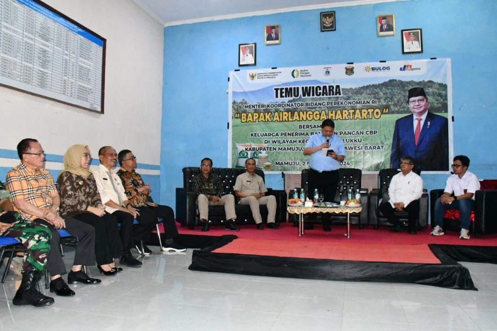 Sekprov Sulbar mendampingi secara simbolisenyerahan bantuan pangan