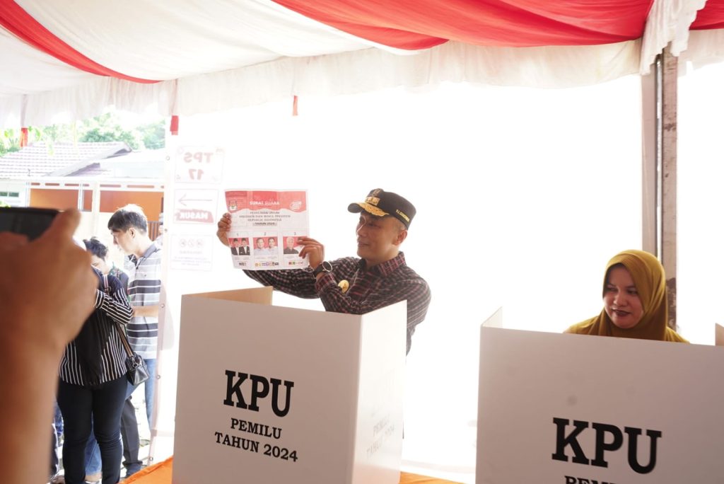 Pj.Gubernur Sulbar Zudan Nyoblos di TPS 17 Simboro-Mamuju