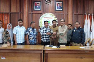 Sekretaris DPRD Sulbar bersama Wakil Ketua I DPRD Sulbar Menerima Kunjungan Kerja Komisi III DPRD Kabupaten Enrekang
