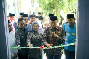 PJ.Gubernur Sulbar, Prof Zudan Serahkan Gedung SMA/SMK Sumber DAK 2023 di Dua Kabupaten