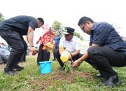 Setiap Kunjungan Kerja, Pj Bahtiar Menanam Pohon Sukun Bersama Warga Setempat