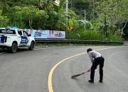 Cegah Terjadinya kecelakaan, Sat Lantas Polresta Mamuju Bersihkan Matrial Pasir dan Batu kerikil yang Berhambura Di Jln,Trans Sulawesi.