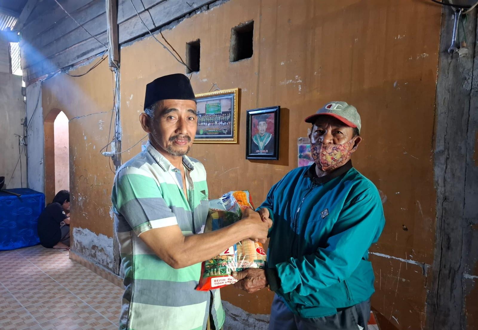 "Pj. Kepala Desa Patidi ABD WAHID Berikan Bantuan Jagung Kepada Kepala Dusun Saludambu"