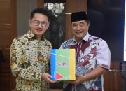 Pj Gubernur  Sulbar Terima Audiensi Wakadin Indonesia, Serahkan Bantuan IoT Devices untuk Anak-anak Kepulauan dan Pelosok