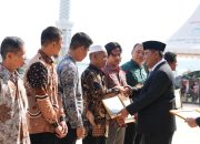 Pj Gubernur Sulbar Serahkan Penghargaan Kepada Pejuang Peduli Kesejahtraan Petani