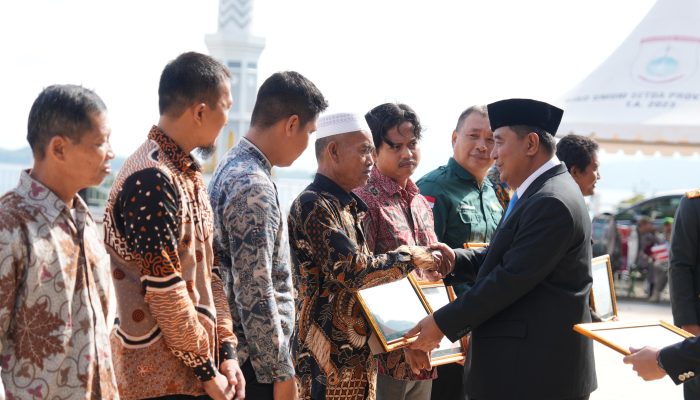 Pj Gubernur Sulbar Serahkan Penghargaan Kepada Pejuang Peduli Kesejahtraan Petani