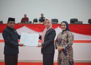 Plh.Sekprov Sulbar Amujib Serahkan Ranperda APBD 2025 ke DPRD Sulbar.