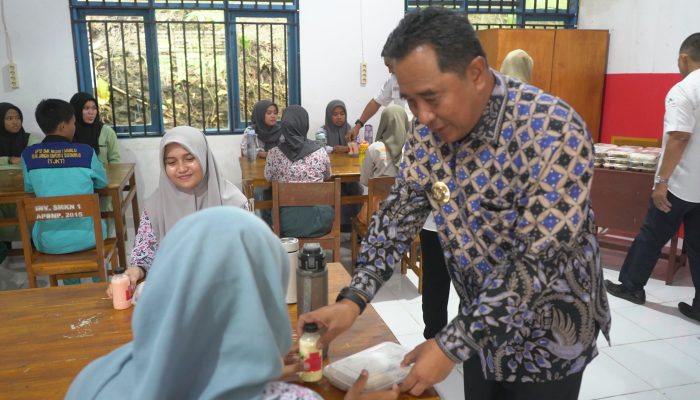 Pemprov Sulbar Kembali Uji Coba Makan Siang Gizi Gratis di SMAN 2 Mamuju dan Serahkan Bantuan Kepada Siswa