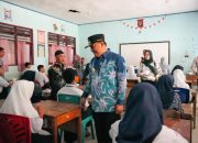 Uji Coba Makan Siang Bergizi Gratis di SMPN 1 Simboro, Pj Bahtiar Juga Salurkan Bantuan Alat Sekolah
