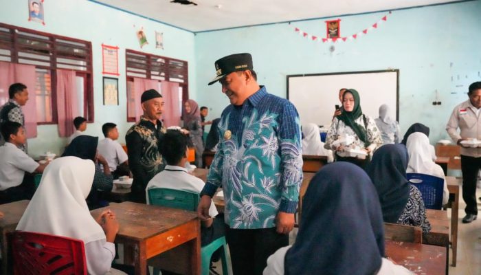 Uji Coba Makan Siang Bergizi Gratis di SMPN 1 Simboro, Pj Bahtiar Juga Salurkan Bantuan Alat Sekolah