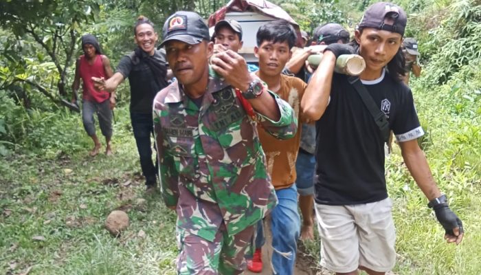 Bukti TNI Selalu Ada Untuk Rakyat, Babinsa Kodim 1418 Mamuju Pikul Jenazah Sejauh 27 Kilometer