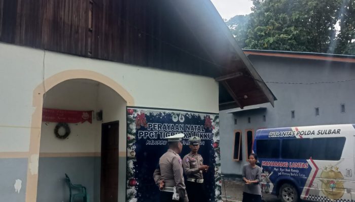 Satuan PJR Ditlantas Polda Sulbar Gelar Patroli Gereja Sebagai Upaya Menjaga Keamanan Menjelang Perayaan Natal 2024