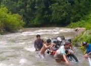 Aksi Heroik Bhabinkamtibmas Briptu Nur Alam Bantu Warga Menyebrangi Sungai Meluap di Ulumanda
