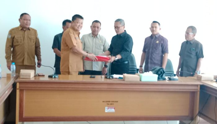 Timsel Komisi Informasi Serahkan Hasil Seleksi Ke Komisi 1 DPRD Sulbar