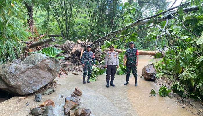TNI/POLRI Polda Sulbar dan Masyarakat Kolaborasi Lakukan Pembersihan di Lokasi Longsor