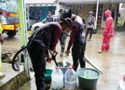 Direktorat Samapta Polda Sulbar Suplai Air Bersih untuk Warga Terdampak Banjir di Mamuju