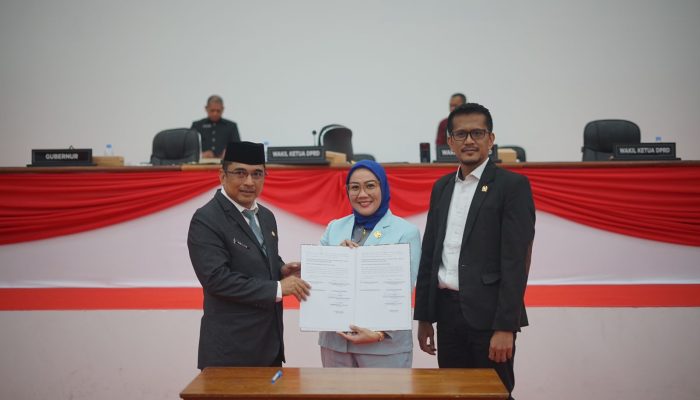 Pj Sekprov Amujib Hadiri Rapat Paripurna DPRD Sulbar, Bahas Tiga Agenda