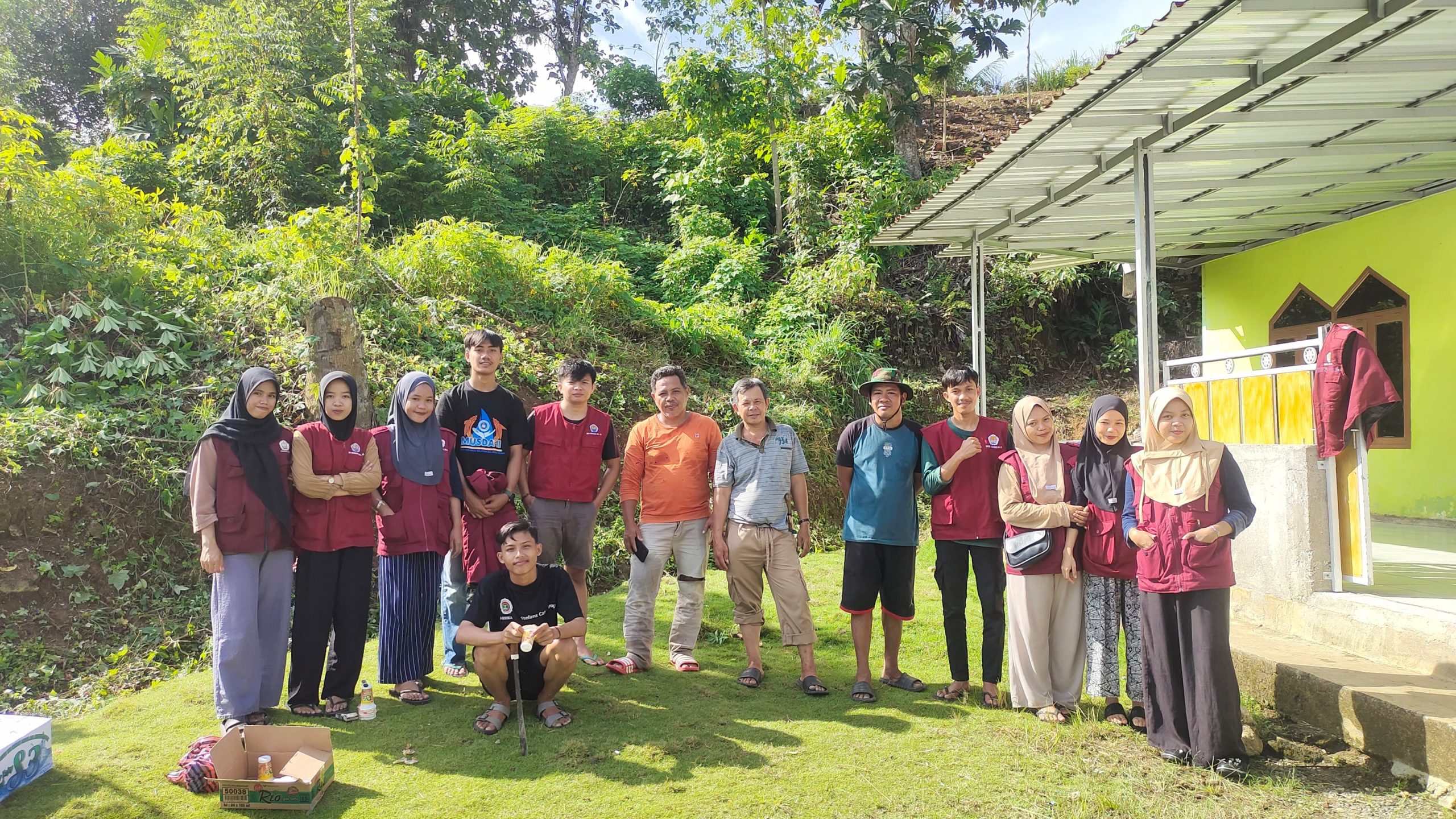 KKN UNSULBAR GELOMBANG XXIV Melaksakan Kegiatan Jum'at Bersih Bersama Masyarakat Desa Pati'di Guna Meningkatkan Taraf Kesehatan Masyarakat