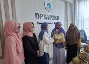 Berbagai Kebahagiaan Bersama PTT DP3AP2KB Sulbar Bagi Paket Parcel Lebaran