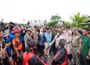 Warga Padati Gerbang Selatan Mamuju Sambut Gubernur Sulbar Suhardi Duka dan Bupati Mamuju Sutinah Suhardi