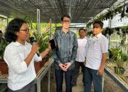 Kadis Disdikbud Sulbar Damping Konsul Mahasiswa Australia Kunjungi Pembibitan Anggrek