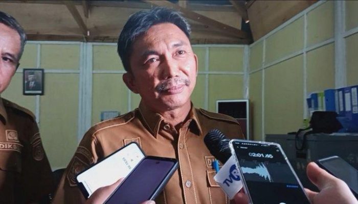 Kadis Disdikbud Sulbar Meminta Kepada Sekolah Menyelesaikan Pengisian PDSS Melalui Grup Komunikasi Internal. 