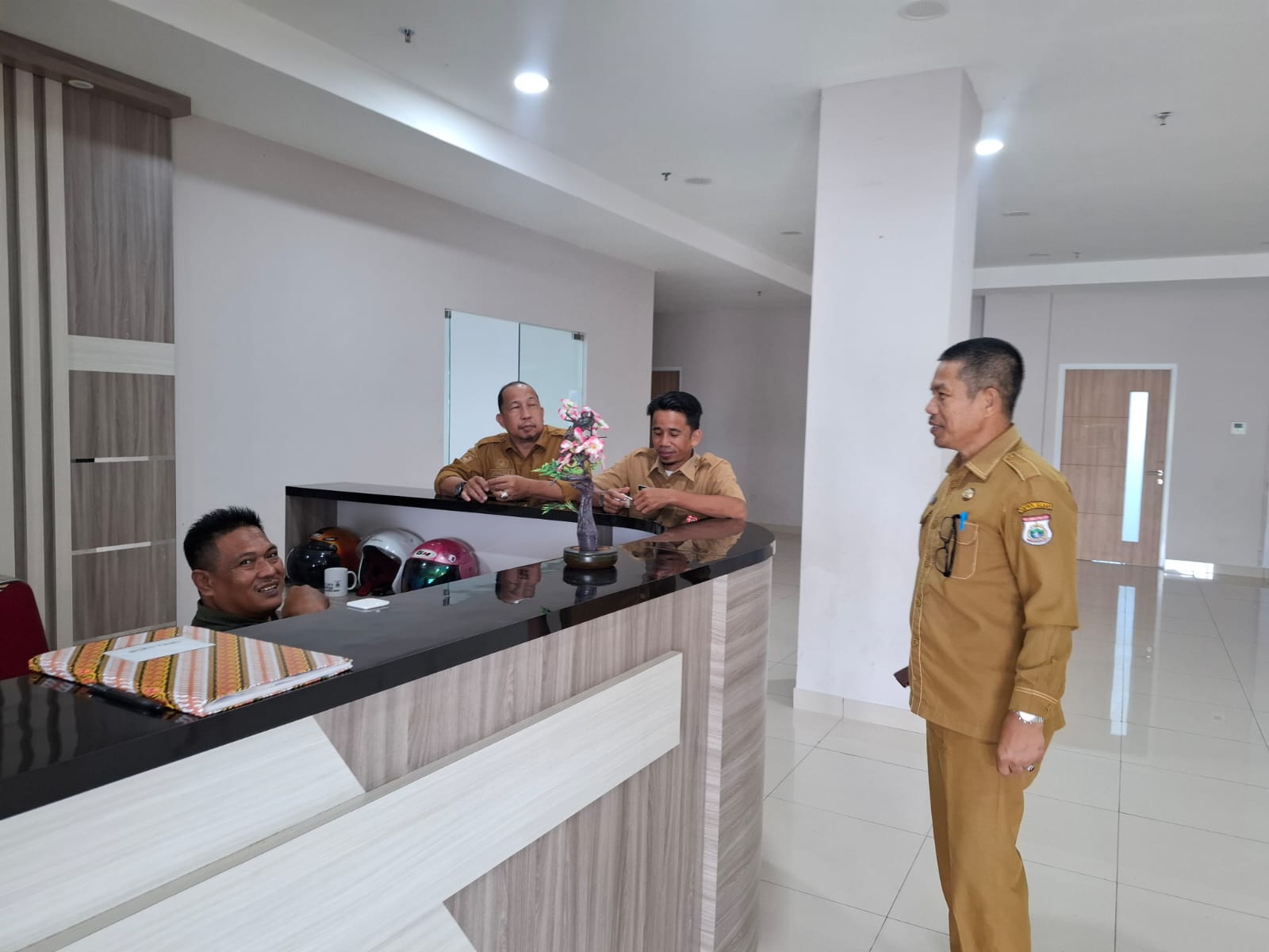 Kadis DP3AP2KB (Sulbar) Amir A.dado Cek kehadiran para Aparatur Sipil Negara (ASN) dan PTT pasca libur cuti bersama dihari raya Idul Fitri 1446 Hijriah.