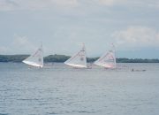 Gubernur Sulbar Saksikan 55 Perahu Sandeq Merapat di Garis Finis Etape IV Sandeq Silumba 2025