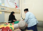 Wagub Sulbar Jenguk Tokoh Masyarakat yang Dirawat di Rumah Sakit