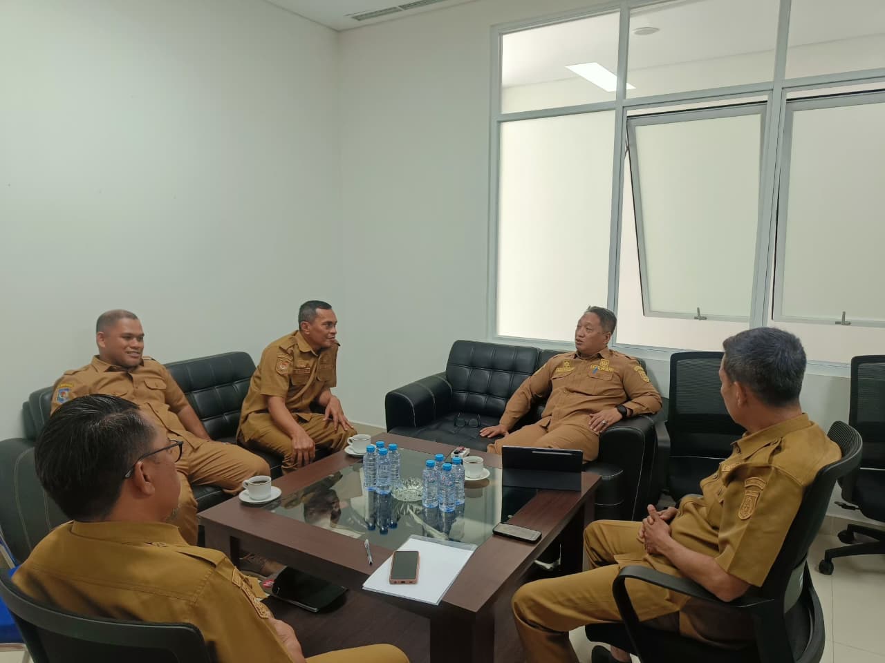 Rapat Perdana Pejabat Eselon III Sekretariat DPRD Sulbar, Arianto Harap Sinergitas Lebih Ditingkatkan - RelasiPublik.id