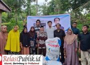 Dukung Produktivitas Pertanian Dan Ketahanan Pangan, Andri Prayoga Putra Singkarru Serahkan Pupuk ke Petani