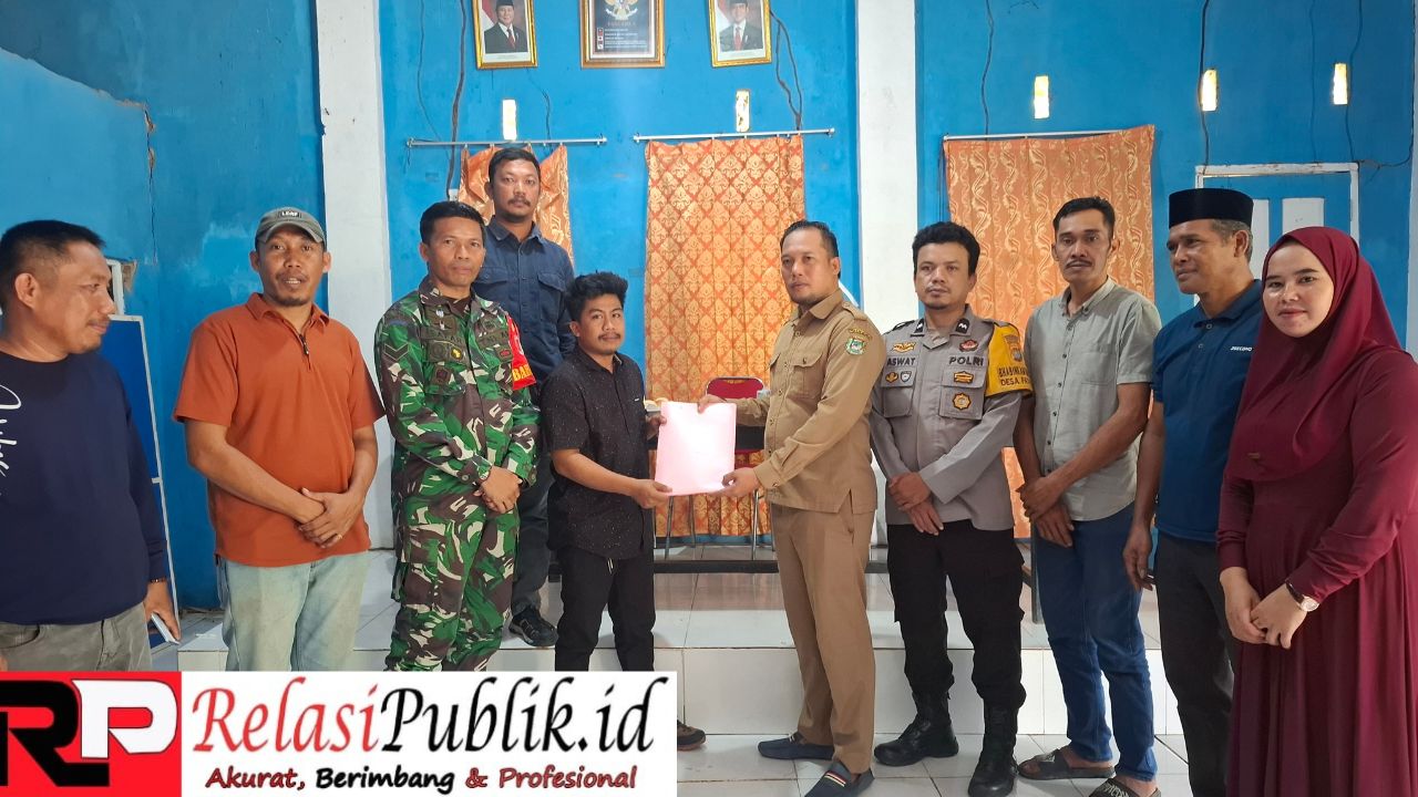 Pemdes Patidi Serahkan Hibah Tanah ke Ketua Koperasi Desa Merah Putih
