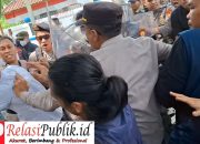 Massa Aksi Nakes Dan Guru Bentrok Dengan Aparat Pengamanan di Depan Kantor Bupati Mamuju