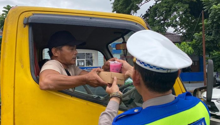 Berburu Berkah Ramadhan, Ditlantas Polda Sulbar Bagi-bagi Takjil dan Ajak Pengendara Tetap Tertib Berkendara