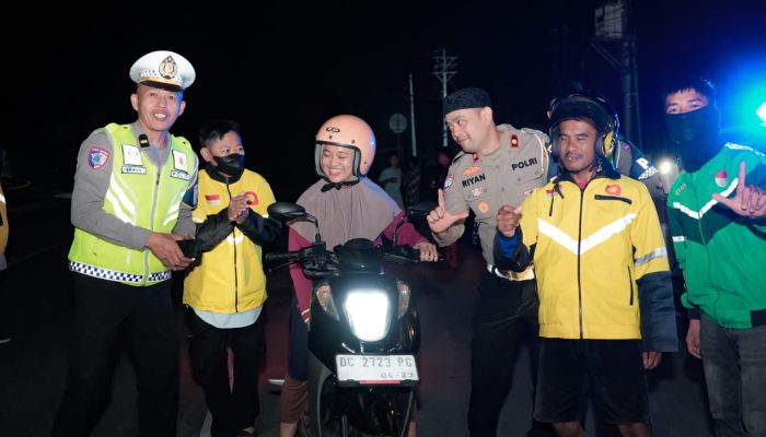 Ditlantas Polda Sulbar Gelar Aksi Sahur On The Road, Bareng Driver Ojol Berbagi Kehangatan di Kota Mamuju