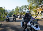 Promosikan Potensi Alam, Kapolda Sulbar Bareng PJU Jelajahi Keindahan Air Terjun Tamasapi  Polda Sulbar – Kepala Kepolisian Daerah Sulawesi Barat, Irjen Pol Adi Deriyan Jayamarta, bersama Pejabat Utama (PJU) Mapolda Sulbar melakukan kegiatan ekspedisi dan peninjauan destinasi wisata alam.   Rombongan Kapolda menelusuri keindahan Air Terjun Tamasapi yang terletak di kawasan Kali Mamuju, Sabtu (18/4/26).  Kunjungan ini dilakukan dalam rangka mengisi waktu akhir pekan (weekend) sekaligus melakukan eksplorasi potensi daerah. Tampak akrab dan santai, Kapolda beserta jajaran menempuh perjalanan menggunakan sepeda motor menuju lokasi, menikmati suasana alam dan keasrian lingkungan sekitar.  Lokasi Air Terjun Tamasapi menawarkan pemandangan yang memukau dengan aliran air yang jernih serta suasana alam yang masih sangat asri dan alami. Kehadiran pimpinan tertinggi di lingkungan Polda Sulbar ini menjadi bukti perhatian besar terhadap kekayaan alam yang dimiliki daerah.  Dalam kesempatan tersebut, Kapolda Irjen Pol Adi Deriyan menegaskan bahwa Sulawesi Barat memiliki anugerah alam yang luar biasa. Berbagai destinasi wisata yang tersebar dinilai memiliki daya tarik yang tidak kalah dengan daerah lain.  “Destinasi wisata alam di Sulbar ini punya potensi yang sangat besar dan luar biasa. Keindahannya harus kita kenalkan lebih luas lagi, bahkan sampai ke kancah nasional maupun internasional,” tutur Kapolda.  Menurutnya, pengembangan pariwisata bukan hanya soal keindahan semata, tetapi juga berkaitan erat dengan roda ekonomi masyarakat. Semakin banyak wisatawan yang berkunjung, maka akan semakin terbuka peluang usaha dan lapangan kerja bagi warga sekitar.  “Kita ingin tempat-tempat indah seperti ini dikenal banyak orang. Ketika pengunjung datang, otomatis akan mendorong pertumbuhan ekonomi daerah dan pada akhirnya meningkatkan kesejahteraan masyarakat sekitar,” tambahnya.  Kegiatan ini juga menjadi momen keakraban sekaligus bentuk dukungan nyata kepolisian dalam mempromosikan Sulbar sebagai salah satu tujuan wisata menarik di Pulau Sulawesi.  Humas Polda Sulbar