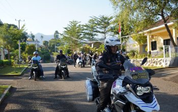 Promosikan Potensi Alam, Kapolda Sulbar Bareng PJU Jelajahi Keindahan Air Terjun Tamasapi  Polda Sulbar – Kepala Kepolisian Daerah Sulawesi Barat, Irjen Pol Adi Deriyan Jayamarta, bersama Pejabat Utama (PJU) Mapolda Sulbar melakukan kegiatan ekspedisi dan peninjauan destinasi wisata alam.   Rombongan Kapolda menelusuri keindahan Air Terjun Tamasapi yang terletak di kawasan Kali Mamuju, Sabtu (18/4/26).  Kunjungan ini dilakukan dalam rangka mengisi waktu akhir pekan (weekend) sekaligus melakukan eksplorasi potensi daerah. Tampak akrab dan santai, Kapolda beserta jajaran menempuh perjalanan menggunakan sepeda motor menuju lokasi, menikmati suasana alam dan keasrian lingkungan sekitar.  Lokasi Air Terjun Tamasapi menawarkan pemandangan yang memukau dengan aliran air yang jernih serta suasana alam yang masih sangat asri dan alami. Kehadiran pimpinan tertinggi di lingkungan Polda Sulbar ini menjadi bukti perhatian besar terhadap kekayaan alam yang dimiliki daerah.  Dalam kesempatan tersebut, Kapolda Irjen Pol Adi Deriyan menegaskan bahwa Sulawesi Barat memiliki anugerah alam yang luar biasa. Berbagai destinasi wisata yang tersebar dinilai memiliki daya tarik yang tidak kalah dengan daerah lain.  “Destinasi wisata alam di Sulbar ini punya potensi yang sangat besar dan luar biasa. Keindahannya harus kita kenalkan lebih luas lagi, bahkan sampai ke kancah nasional maupun internasional,” tutur Kapolda.  Menurutnya, pengembangan pariwisata bukan hanya soal keindahan semata, tetapi juga berkaitan erat dengan roda ekonomi masyarakat. Semakin banyak wisatawan yang berkunjung, maka akan semakin terbuka peluang usaha dan lapangan kerja bagi warga sekitar.  “Kita ingin tempat-tempat indah seperti ini dikenal banyak orang. Ketika pengunjung datang, otomatis akan mendorong pertumbuhan ekonomi daerah dan pada akhirnya meningkatkan kesejahteraan masyarakat sekitar,” tambahnya.  Kegiatan ini juga menjadi momen keakraban sekaligus bentuk dukungan nyata kepolisian dalam mempromosikan Sulbar sebagai salah satu tujuan wisata menarik di Pulau Sulawesi.  Humas Polda Sulbar