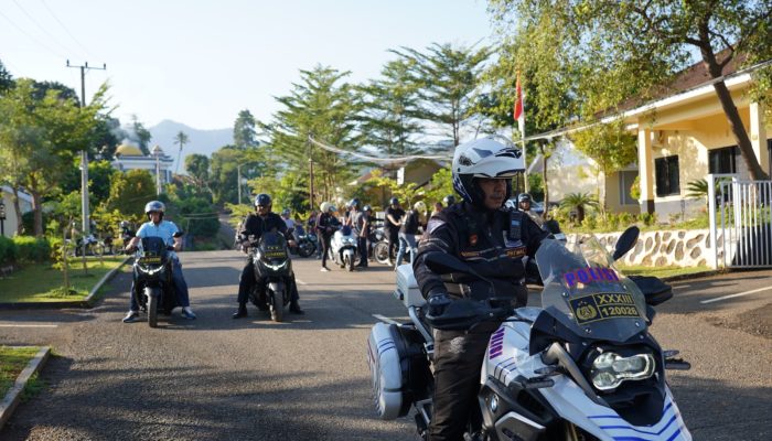 Promosikan Potensi Alam, Kapolda Sulbar Bareng PJU Jelajahi Keindahan Air Terjun Tamasapi  Polda Sulbar – Kepala Kepolisian Daerah Sulawesi Barat, Irjen Pol Adi Deriyan Jayamarta, bersama Pejabat Utama (PJU) Mapolda Sulbar melakukan kegiatan ekspedisi dan peninjauan destinasi wisata alam.   Rombongan Kapolda menelusuri keindahan Air Terjun Tamasapi yang terletak di kawasan Kali Mamuju, Sabtu (18/4/26).  Kunjungan ini dilakukan dalam rangka mengisi waktu akhir pekan (weekend) sekaligus melakukan eksplorasi potensi daerah. Tampak akrab dan santai, Kapolda beserta jajaran menempuh perjalanan menggunakan sepeda motor menuju lokasi, menikmati suasana alam dan keasrian lingkungan sekitar.  Lokasi Air Terjun Tamasapi menawarkan pemandangan yang memukau dengan aliran air yang jernih serta suasana alam yang masih sangat asri dan alami. Kehadiran pimpinan tertinggi di lingkungan Polda Sulbar ini menjadi bukti perhatian besar terhadap kekayaan alam yang dimiliki daerah.  Dalam kesempatan tersebut, Kapolda Irjen Pol Adi Deriyan menegaskan bahwa Sulawesi Barat memiliki anugerah alam yang luar biasa. Berbagai destinasi wisata yang tersebar dinilai memiliki daya tarik yang tidak kalah dengan daerah lain.  “Destinasi wisata alam di Sulbar ini punya potensi yang sangat besar dan luar biasa. Keindahannya harus kita kenalkan lebih luas lagi, bahkan sampai ke kancah nasional maupun internasional,” tutur Kapolda.  Menurutnya, pengembangan pariwisata bukan hanya soal keindahan semata, tetapi juga berkaitan erat dengan roda ekonomi masyarakat. Semakin banyak wisatawan yang berkunjung, maka akan semakin terbuka peluang usaha dan lapangan kerja bagi warga sekitar.  “Kita ingin tempat-tempat indah seperti ini dikenal banyak orang. Ketika pengunjung datang, otomatis akan mendorong pertumbuhan ekonomi daerah dan pada akhirnya meningkatkan kesejahteraan masyarakat sekitar,” tambahnya.  Kegiatan ini juga menjadi momen keakraban sekaligus bentuk dukungan nyata kepolisian dalam mempromosikan Sulbar sebagai salah satu tujuan wisata menarik di Pulau Sulawesi.  Humas Polda Sulbar