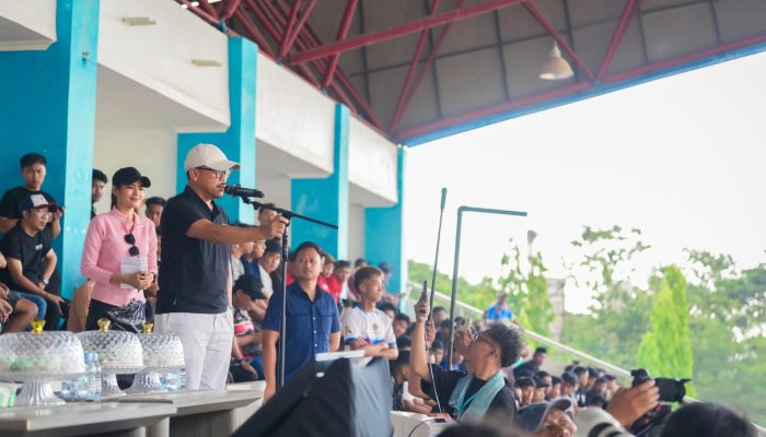 Gubernur Hadiri dan Menyaksikan Laga Final Liga 4 Sulbar di Stadion Manakarra Mamuju