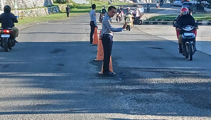 Disperkimtanhub Turunkan Personel LLAJ Atur Arus Kendaraan di Lingkungan Perkantoran Pemprov Sulbar