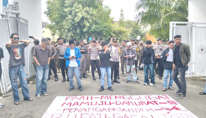 Aksi PMII Di Kantor Bupati Mamuju Berakhir Bentrok Dengan Aparat