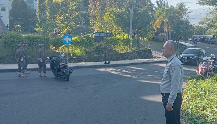 Dukung Kelancaran Upacara HKN, Disperkimtanhub Turunkan Personel LLAJ Atur Lalu Lintas di Kompleks Kantor Gubernur Sulbar