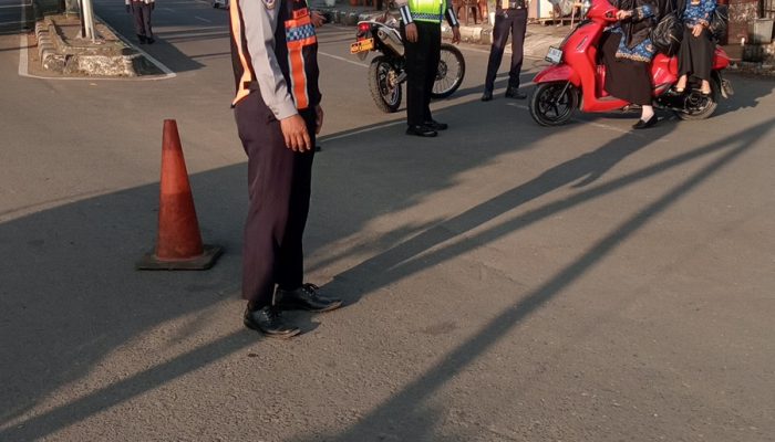 Jaga Kelancaran Upacara Peringatan HUT ke-81 RI, Disperkimtanhub Sulbar Kerahkan Personel Lalu Lintas dan Angkutan Jalan